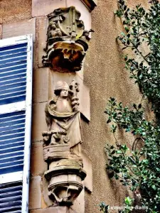 Statue contre un mur (© Jean Espirat)