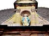 Estatua sobre el portal de la casa de San Colomban (© Jean Espirat)