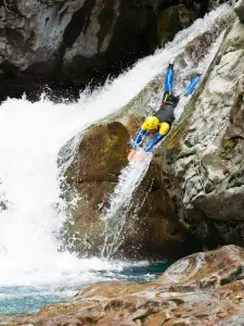 Barranquismo en Héas (© Bureau des guides de Luz)