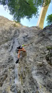 Escalada bajo el puente de Napoleón (© OT Luz)