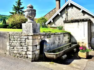 Fountain-drinker, at the top of the village (© J.E)