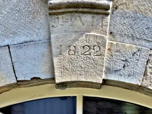 Clé de linteau, datée, sur une maison (© J.E)