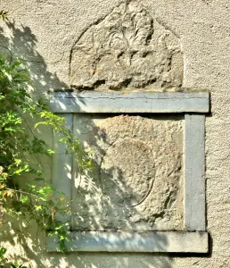 Escutcheon above the door of the small castle of En-Bas (© J.E)