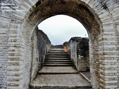 Mandeure - Porch of western entrance to the Roman Theatre (© Jean Espirat)