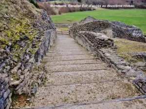 Escalier Est d'accès au deuxième niveau du théâtre romain (© Jean Espirat)