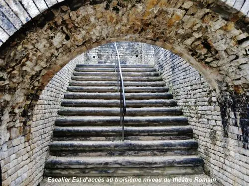 Mandeure - Staircase Eastern Roman theater ( © Jean Espirat)