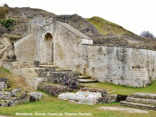 Mandeure - West Entrance of the Roman theater (© Jean Espirat)