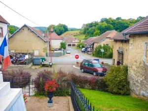 Chaudefontaine - Centro del villaggio, visto dal municipio (© J.E)