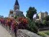 教堂和城堡的Mareuil-Sur-Lay看到从桥上的Lay