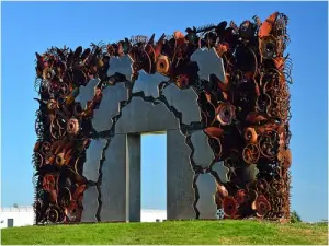 Puerta del Tiempo ... Escultura de Jean-Pierre Dall'Anese (© Alain Chopin)