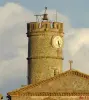 Clock Tower, der das Dorf beherrscht