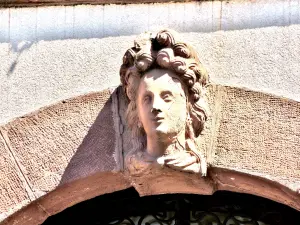 Cabeza en la fachada del ayuntamiento de Masevaux (© JE)