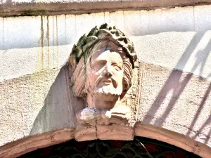 Cabeza en la fachada del ayuntamiento de Masevaux (© JE)