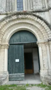 Las molduras sobre la puerta de entrada de la iglesia