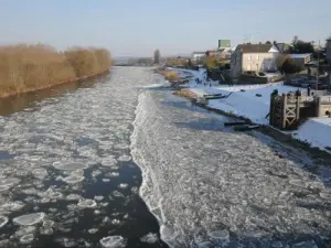 The frozen Loire in Saint-Florent-le-Vieil