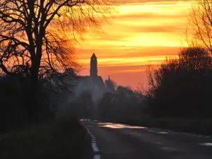 Puesta de sol sobre Saint-Florent-le -Old desde el levee