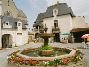 Saint-Laurent-de-la Discovery Park -Plaine - The interior courtyard of the Musée des Métiers