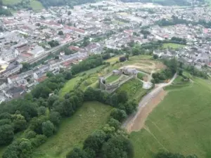 Veduta aerea del castello e la città fortificata di Mauleon (© JLB)