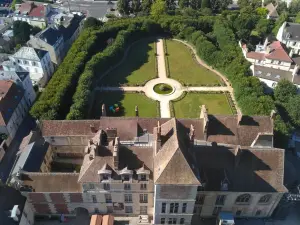 Bisschoppelijke stad en de tuin Bossuet (© A. Chauvin)