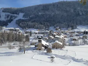 Il villaggio di Mijoux in inverno