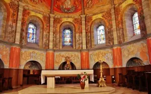 Het interieur van de kerk Notre-Dame