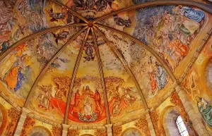 Het interieur van de kerk Notre-Dame