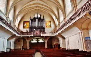 Het interieur van de kerk Notre-Dame