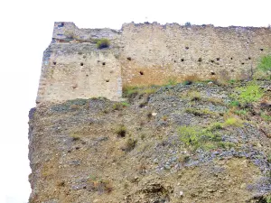 Scogliera e parete nord del vecchio castello (© JE)