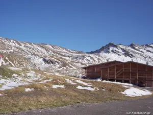 Col d'Agnel and its refuge (© J.E)