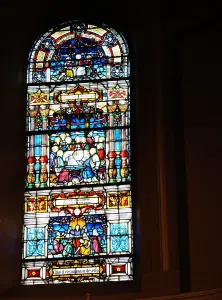 Stained glass window of the choir of the church (© J.E)