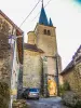 Porche y campanario de la iglesia, visto desde un callejón (© J.E)