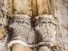 Esculturas de la base de los arcos del tímpano de la iglesia (© J.E)