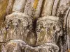 Esculturas en la base de los arcos del tímpano de la iglesia (© J.E)