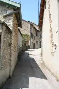 Typische straat van Montalieu-Vercieu bekend als de Black Cat