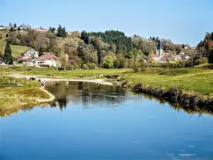 Cama Doubs, parcialmente seca, aguas arriba de Montbenoît (© J.E)