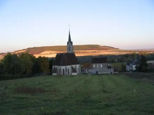 Montholon - Église de Champvallon (Montholon en fond)