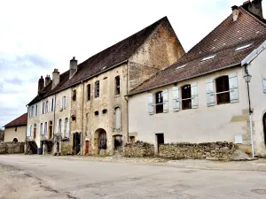 Buildings of the former Abbey of noble ladies (© Jean Espirat)