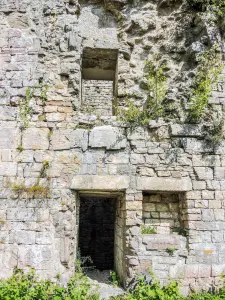 South facade of the dungeon (© J.E)