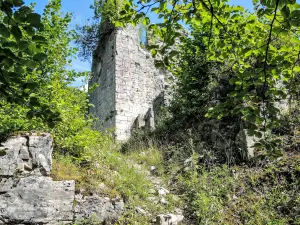 Base of the castle keep, view of the entrance (© J.E)