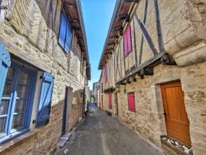 Las callejuelas y plazas con típicas casas con entramado de madera