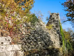 Muraille et vestiges de la tour d'angle sud de l'ancien château (© J.E)