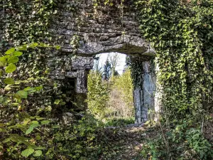 Poterne est, vue de l'extérieur des murailles de l'ancien château (© J.E)