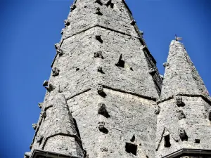 Klokkentoren en de toren, versierd met gebeeldhouwde koppen (© J. E)