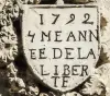 Crest, gedateerd 1792, boven de voordeur van de priorij (© J. E)