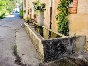 Fontaine-abreuvoir, au bas du village (© J.E)