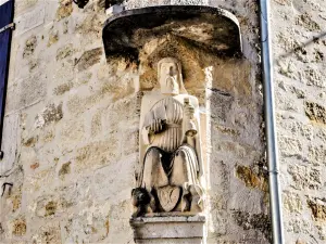 Statue, sur une encoignure de maison (© J.E)