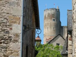 Una torre vista di un vicolo