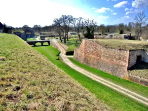 Ditch noordwesten en gate bridge uit Colmar (© J. E)