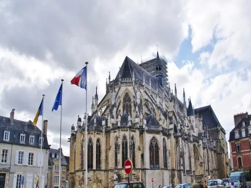 Cathédrale Saint-Cyr-et-Sainte-Julitte - Monument à Nevers