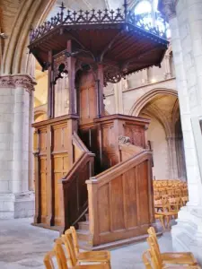 Dentro de Saint-Cyr-et-Sainte-Julitte catedral